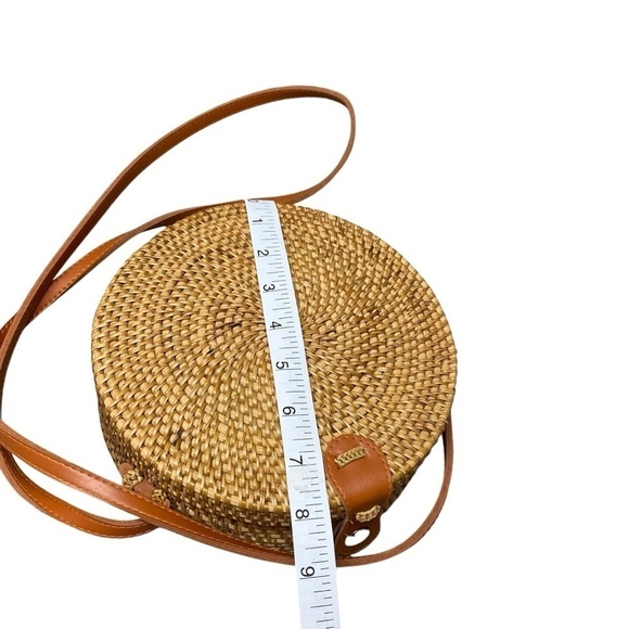 Rattan round small crossbody purse floral lining snap closure. - Picture 4 of 16